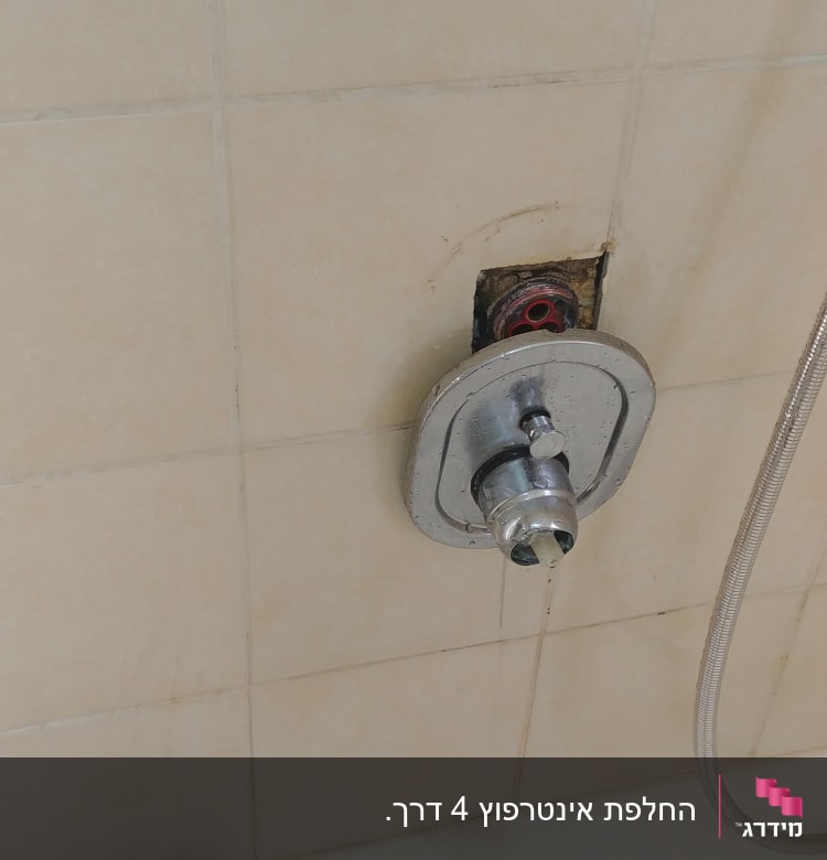 ברז מקלחת עם חור בקיר וידית מתכת